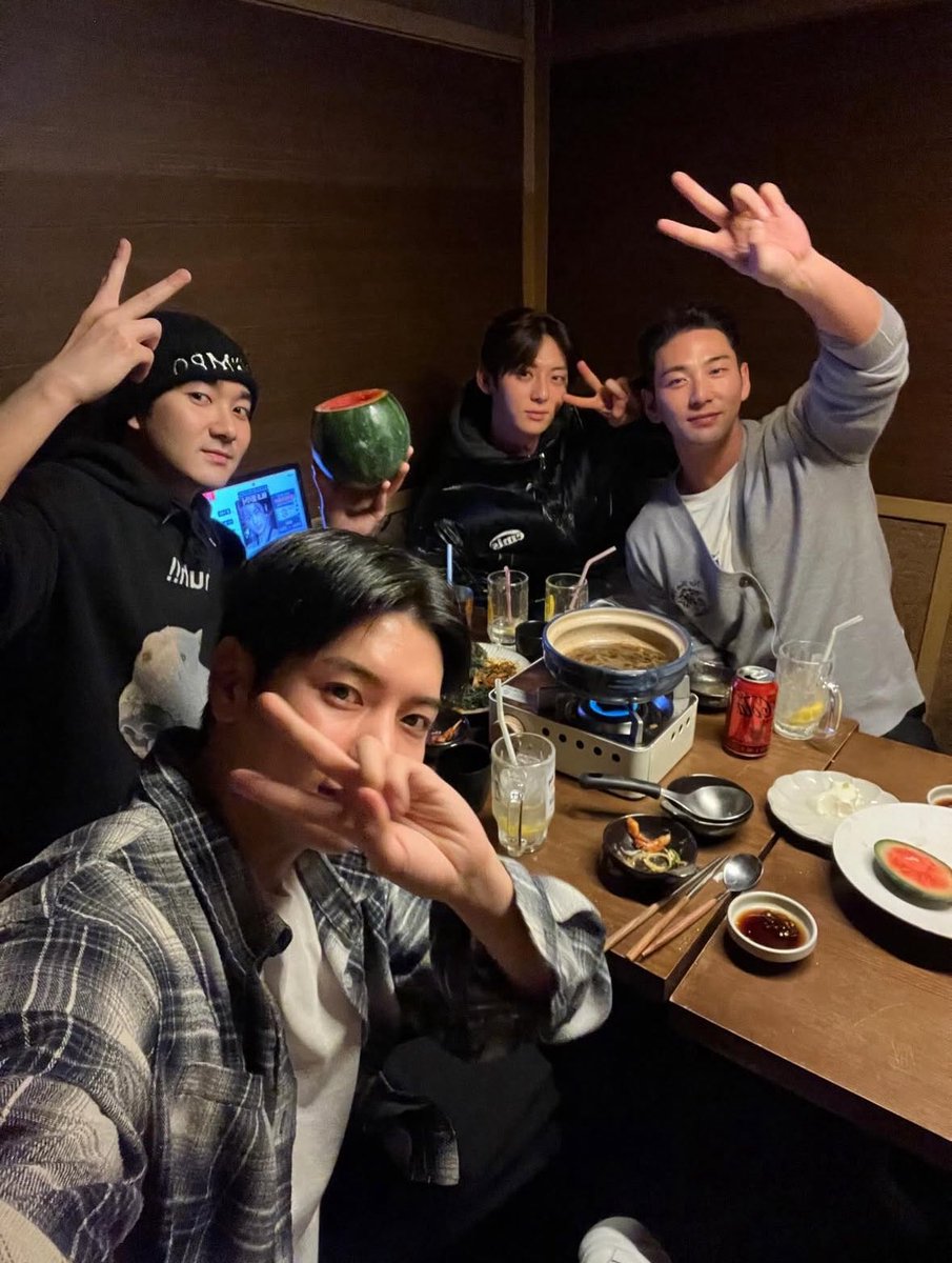 NyoongHaeSeol's tweet image. [INSTAGRAM 251225] (🐢)🐶🦊🐯🐰
🐶happy holidays! 🎁

#NUEST #김종현 #아론 #백호 #황민현 #렌 #뉴이스트 #JONGHYEON #AARON #BAEKHO #MINHYUN #REN