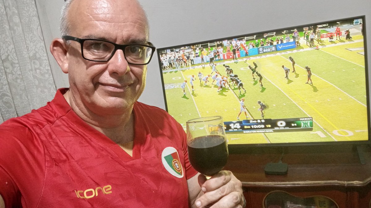 E agora, de bucho forrado, vamos esticar essa noite de Consoada, como se  diz lá na terra-mãe da véspera de Natal, com vinho da ZL e aquele futebol  americano universitário maroto, o, image size:1199x675
