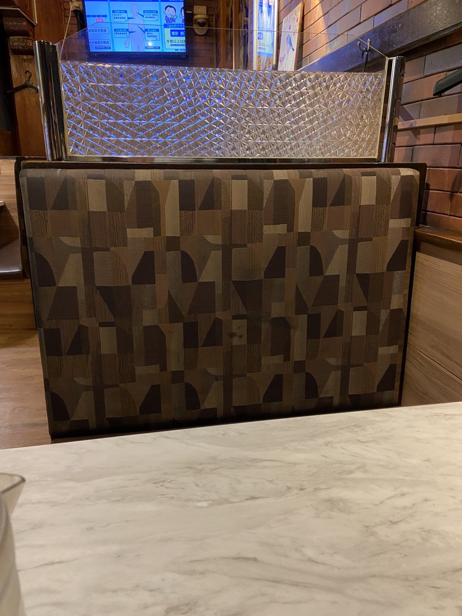 隣に座りたい。たとえそれがテーブル席であっても。