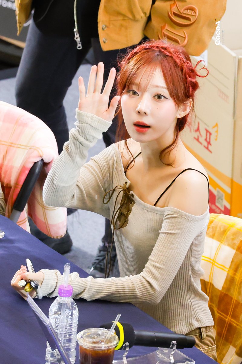 cocoa_010101's tweet photo. (2023.11.18) AESPA 공개 팬싸인회
#윈터 #WINTER #에스파 #AESPA #김민정 #金旼炡   

25.12.25 12:25! 💚❤️🎄⛄️  메리 크리스마스 https://t.co/9NKeWhgFte