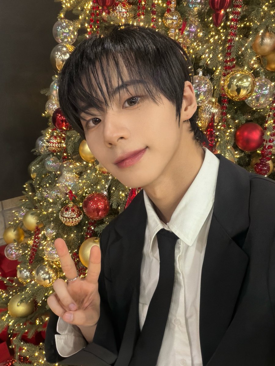 AHOF_official's tweet photo. 🎄🎅🛷❄️☃️🏂🌨️🍧

#AHOF #아홉
#JEONGWOO #서정우 https://t.co/cmAveaEYTq