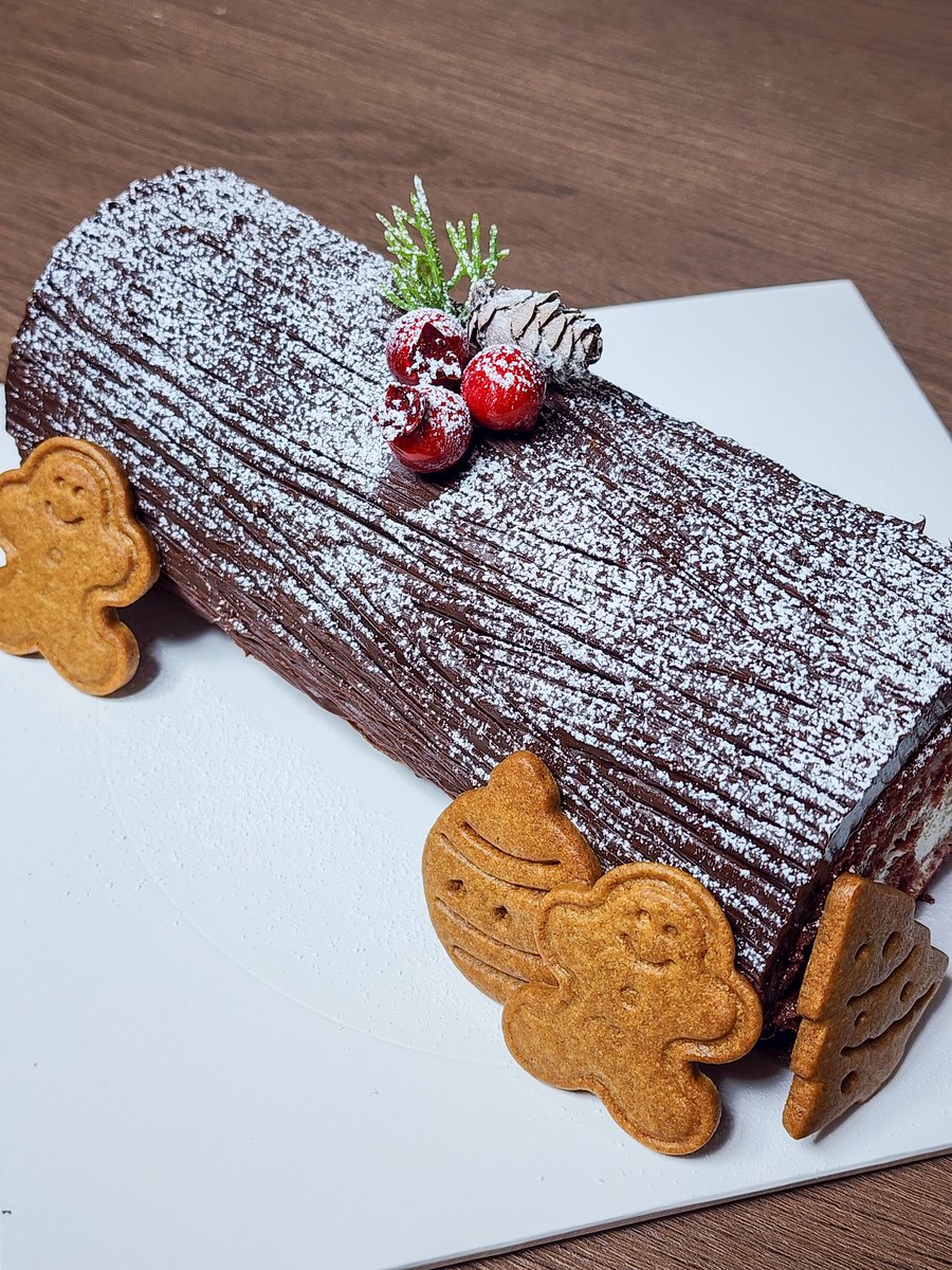 올해도 크리스마스 케이크🎂
레드벨벳 부쉬드노엘과 진저브레드 쿠키까지 같이 구답니다
메리 크리스마스!🎄