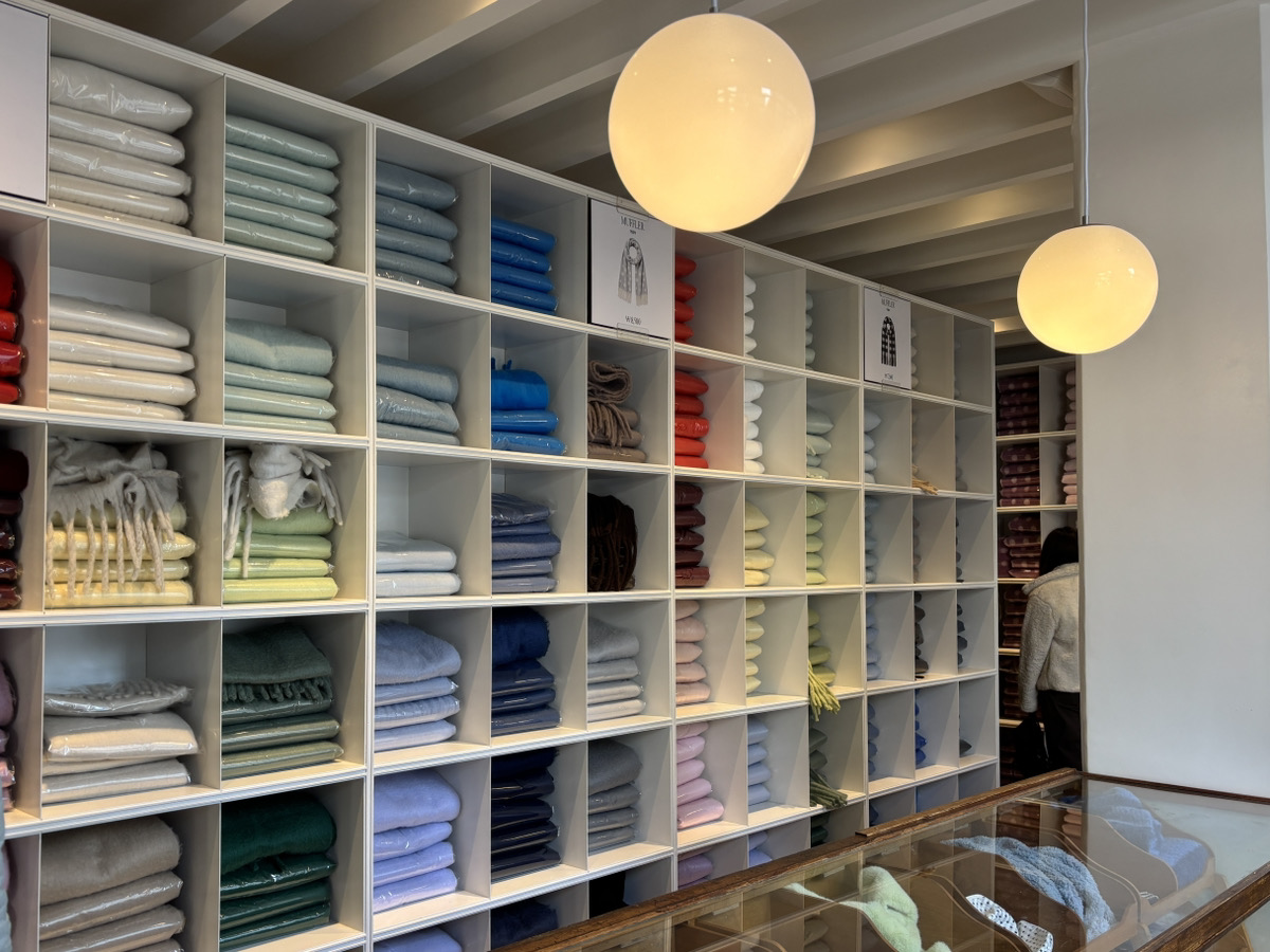 IZ*ONE イェナ 韓国 ポップアップ 限定 マフラー ソンスのNYUNYU Girls🧣✨ マフラー天国すぎる…！ほとんどが💰6,500