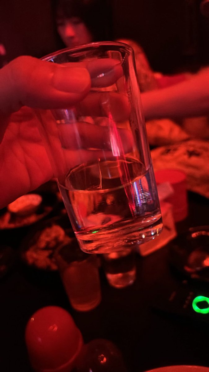 难得圣诞前夕在酒吧当个乖乖仔🤣

#圣诞快乐