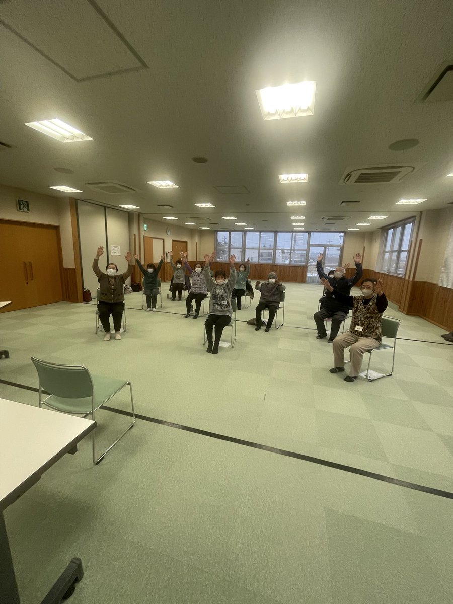 n2k2u4's tweet photo. ハイ、今日はほのぼの同好会で体操教室！
今日はあいにくの雨！☂️みな来ていただきありがとうございます！
歩くための体操をしっかりやって温まりました！🚶来年もよろしくお願いします！ https://t.co/OFkOaNq8hC