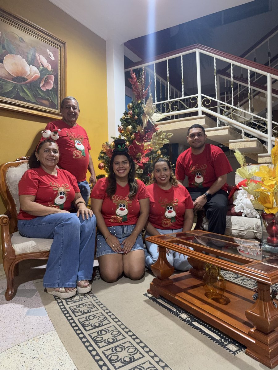 Otra navidad al lado de mi familia completa, no tengo nada más que pedir.

Feliz navidad a todos mis familiares y amigos, Dios los bendiga de todo corazón🙏❤️