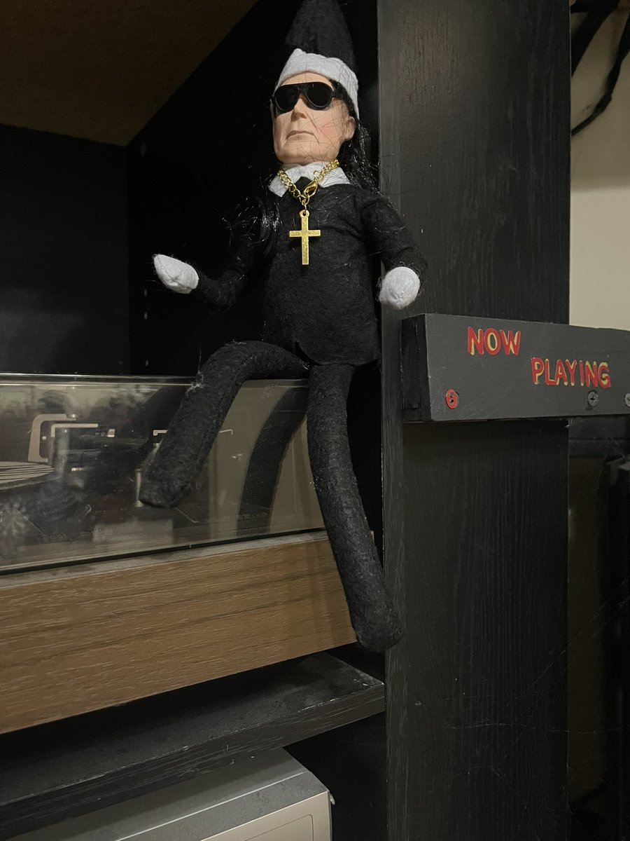 doubleTrocks's tweet image. Ozzy on a shelf!