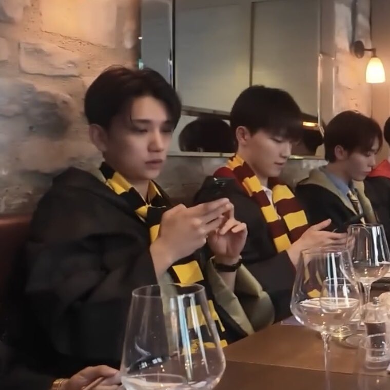 giraffedanbi's tweet photo. the fact that these 2 are always on that DAMN PHONE IS TOO FUNNY https://t.co/4KFjKD5lSo