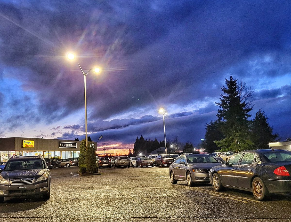 NatHeathirPhoto's tweet image. No storm today but epic clouds when I ran to Safeway in Enumclaw tonight!!!  #WAwx #pnw #Enumclaw #ChristmasEve