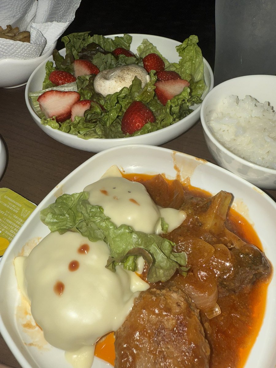 雪だるまハンバーグ⛄❄

顔は適当なのです...