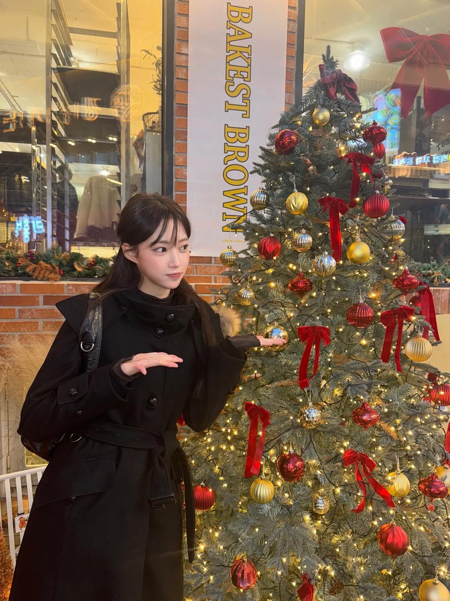 zoaging's tweet photo. 251225 #조혜원 인스타그램

Merry Christmas🎅🏻
(트리랑 나..🎄) https://t.co/gJTPrHuBln