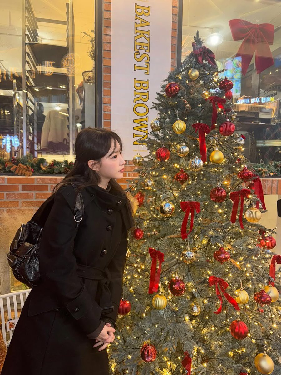 zoaging's tweet photo. 251225 #조혜원 인스타그램

Merry Christmas🎅🏻
(트리랑 나..🎄) https://t.co/gJTPrHuBln