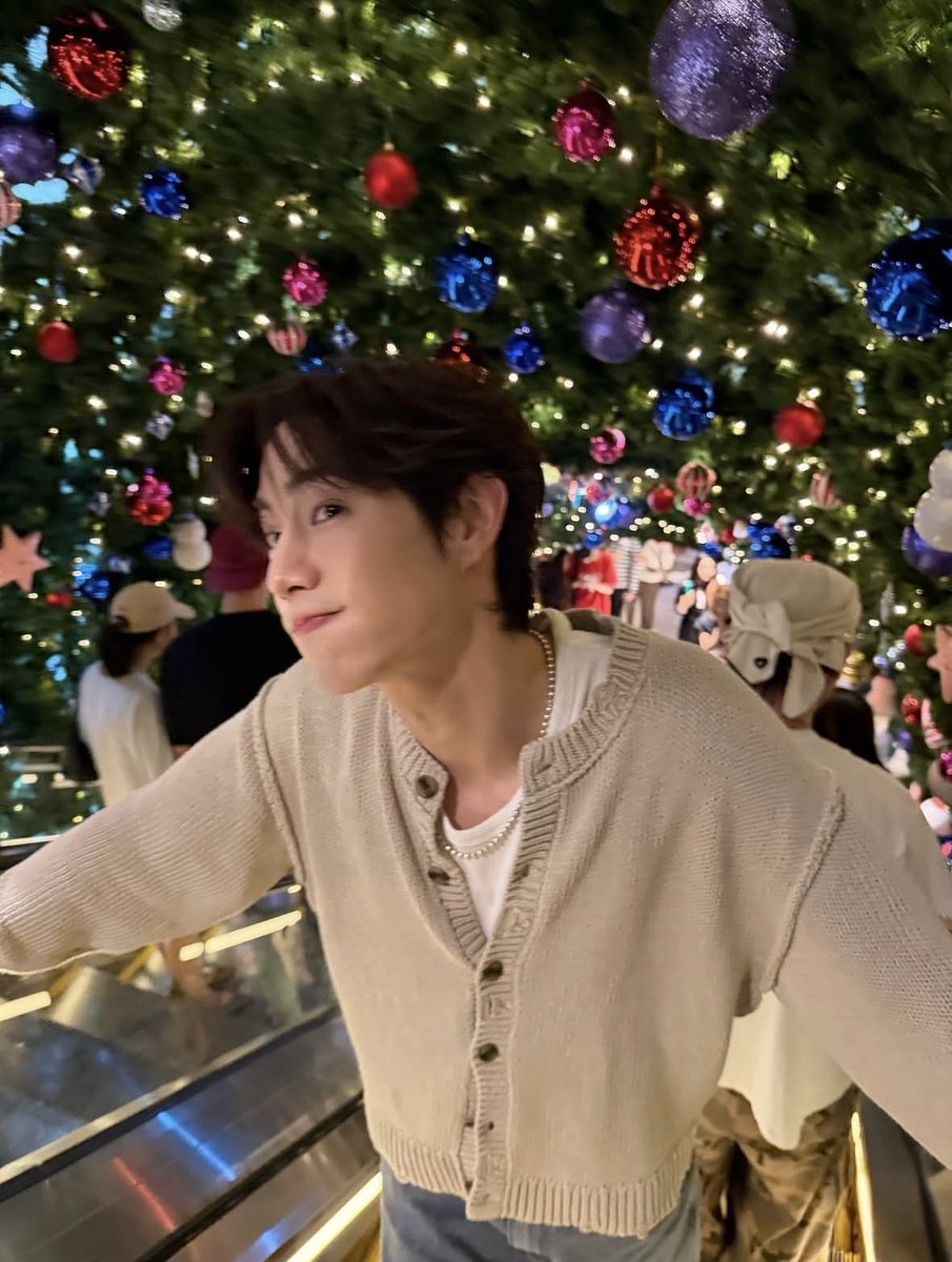 wwmarktuan's tweet image. 251224 Marks IG post 🎄🎅(1/2) 

Christmas fever in BKK 🎄💫 Wishing everyone a happy holiday! 

🔗 instagram.com/p/DSq1GXLEYUx 

#MarkTuan #MARK #段宜恩 #마크 
@marktuan @DNAmngmnt