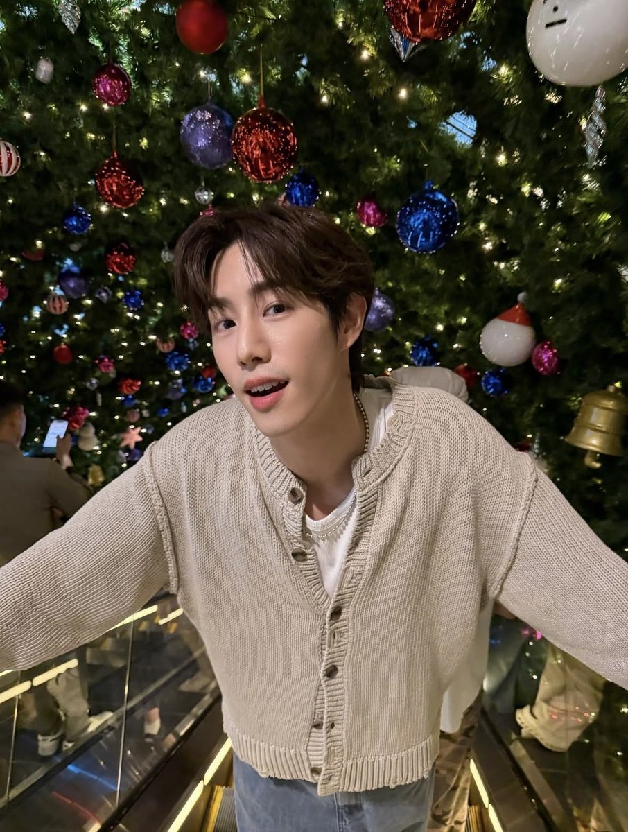 wwmarktuan's tweet image. 251224 Marks IG post 🎄🎅(1/2) 

Christmas fever in BKK 🎄💫 Wishing everyone a happy holiday! 

🔗 instagram.com/p/DSq1GXLEYUx 

#MarkTuan #MARK #段宜恩 #마크 
@marktuan @DNAmngmnt