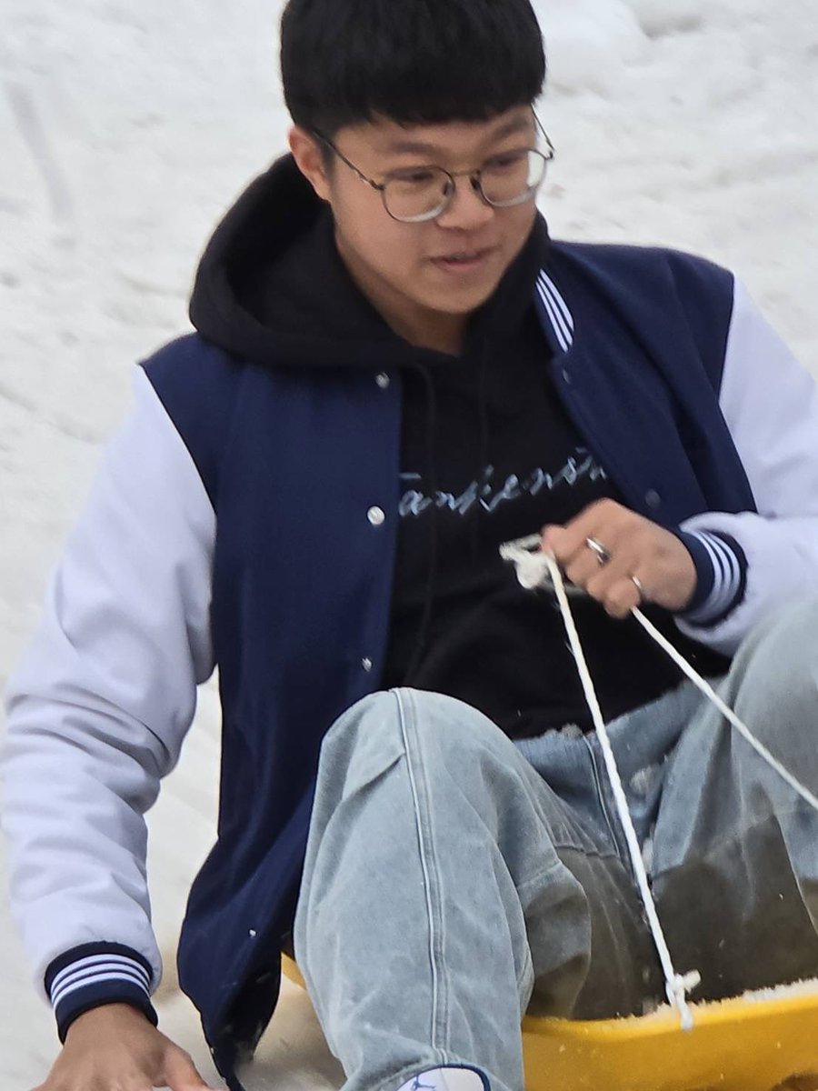 玩雪盆不宜穿褲腳寬的褲子
剛剛站起來跳一跳一直掉雪出來
但好好玩(*¯︶¯*)