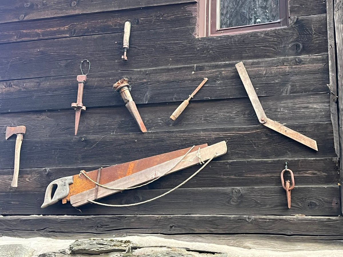 Un hameau perché là-haut à #Salvan abandonné dans nôtre esprit. Une mine ancestrale exploitée pendant la guerre. Une marche étonnante  pour découvrir Les #Leysettes. En prenant le train de la #Médettaz
#Valais