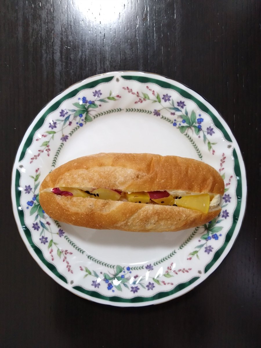 mamew75's tweet image. 今日のパン♥
#BRING
さつまいもクリームと甘露煮のミニバゲット
税込350円

蔵王の食材を使用した移動販売のパン屋さんの、薩摩芋クリームとクリチを合わせ薩摩芋の甘露煮を挟んだバゲット🍠🥖✨
ホイルし２分リベイク🎵
パンはサックリ🎶
薩摩芋クリームは微かに甘く甘露煮🍠ホックホクで美味しい🥰