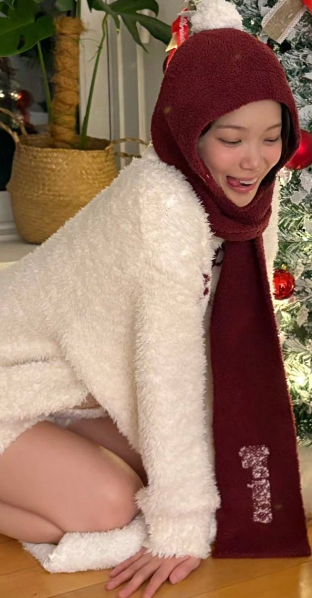 The tongue and the pose, this baddie wants to bless my day for sure 🫦