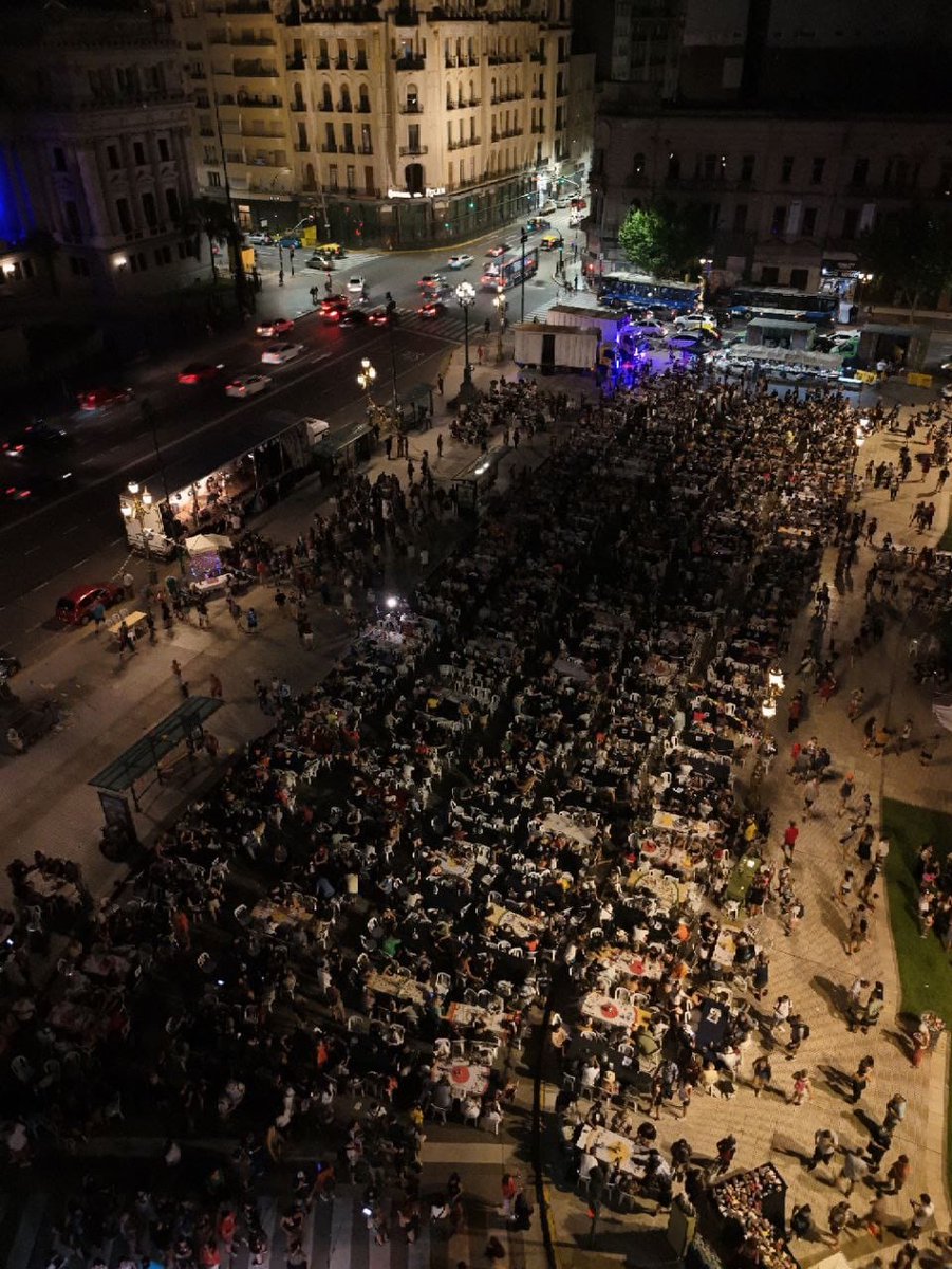 Impactantes imágenes. 5000 personas en situación de calle cenando frente al Congreso. La casta hace asados en Olivos mientras cada año hay más gente buscando un plato de comida en la cena solidaria que todos los años organizan MTE y Patria Grande