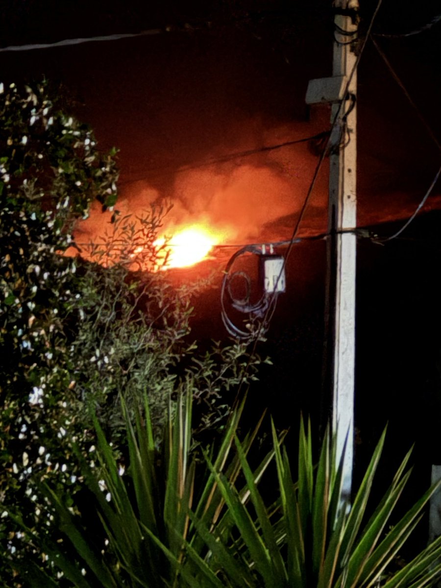 xavier199209's tweet photo. Incendio activo en este momento en Cerro Reina Norte, Colina.  
Fuego visible y presencia de humo en el sector.

#IncendioActivo #Emergencia #BomberosDeChile #Senapred #Colina https://t.co/NmVxi8uB0D