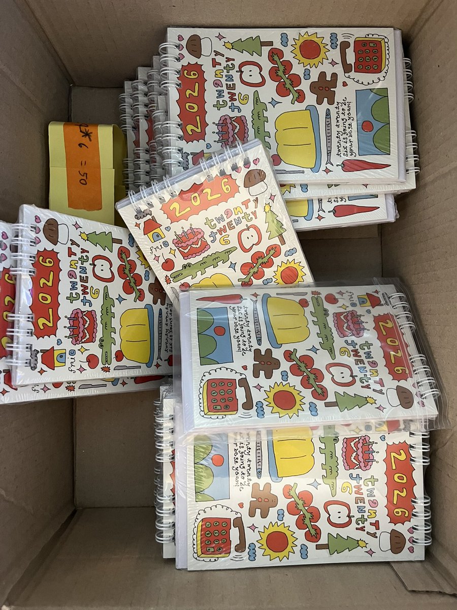 fridaymoodss's tweet image. ปฏิทินจะมาเปิดขายแบบลดราคาในวันที่ 30 ธันวาคมนะคะ (ส่งของวันที่ 4-5 มกราคม) 

🧷แบบแผ่น ลดราคาจาก 130฿ เหลือ 100฿
🧷แบบตั้งโต๊ะเล่มเล็ก ลดจาก 170฿ เหลือ 130฿

ทุกแบบส่งฟรี ไม่มีบวกเพิ่มนะคะ💭🍄🫑⭐️