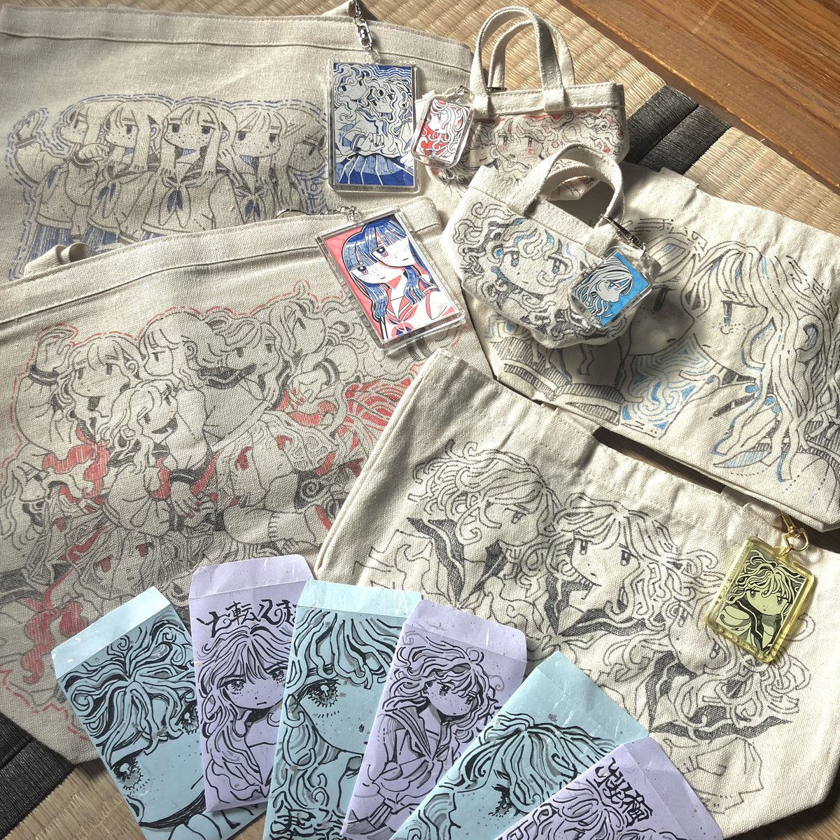 【通販のお知らせ】
えびの福袋を今夜21:00頃より販売開始いたします🦐

ポチ袋ドローイング(おみくじ付)と、原画バッグとキーホルダーセットの2種類ございます。
今年最後の通販、どうぞよろしくお願いします〜🙌

🔗 https://t.co/zeBnNoVtOX 