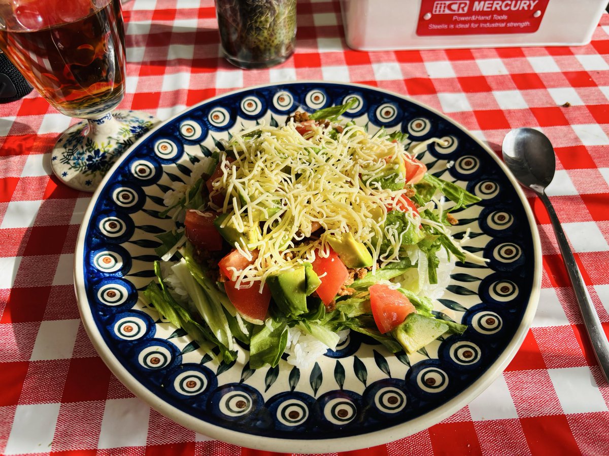 Redtelly's tweet image. ひき肉料理2日目
タコライス
うん、アボカドのせると
コクが出て美味しい