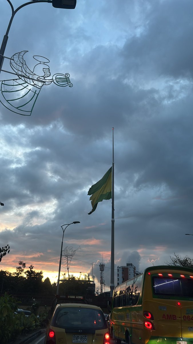 Que vergüenza es el tramo de la autopista desde el puente de Provenza hacia Bucaramanga. Totalmente apagada, sin luces que nunca las encienden, sería bueno investigar al contratista y al interventor responsable de esa obra. Accidentes por venir en la vía.