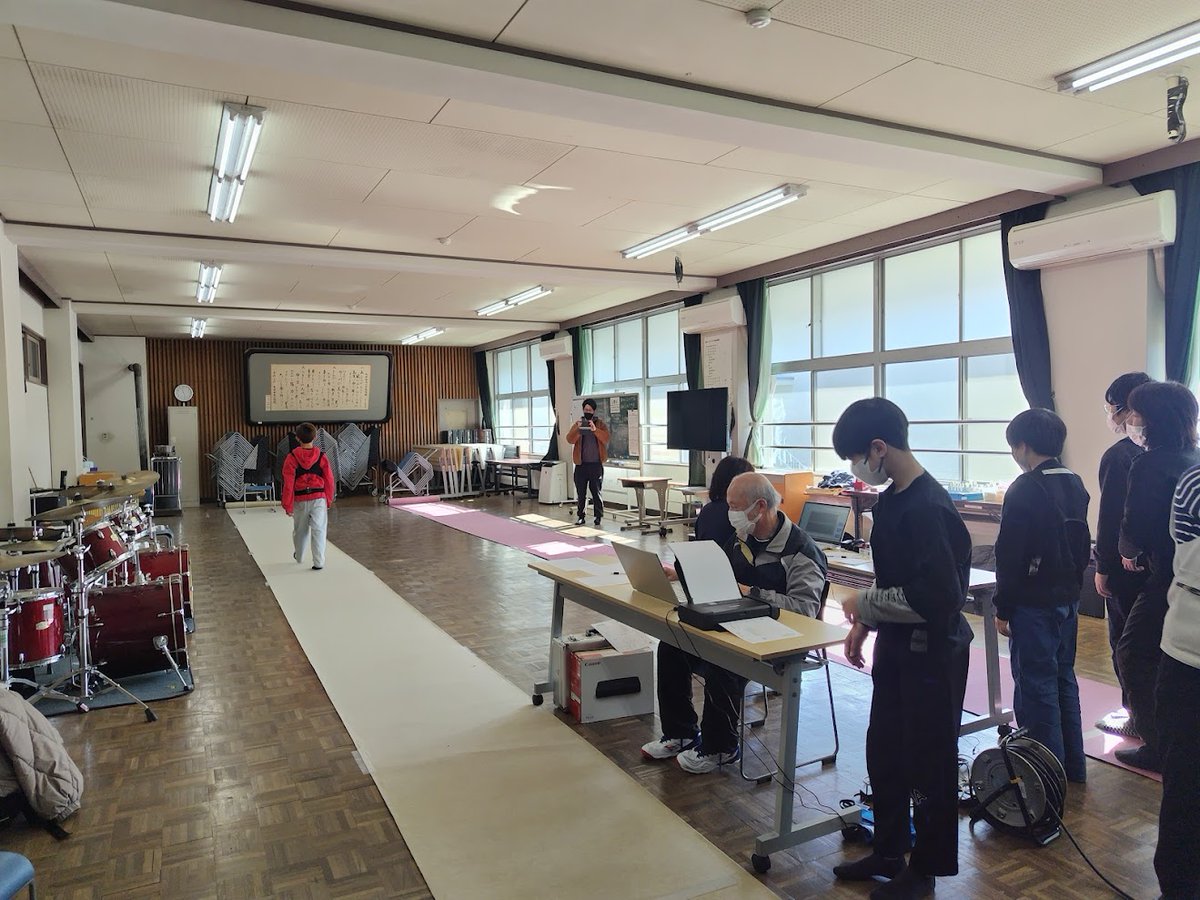 NAT_information's tweet photo. 今月某日、弊社が協賛する「RainboW Walking」事業の見学のため、丸子中央小学校を訪問しました。

小学生の歩行ケアとして歩行計測を行い、その場で計測結果を共有。歩き方の左右差などがわかります。
小さい頃から正しい歩き方を意識することで、将来的な健康維持に効果が期待できるそうです。 https://t.co/OWxoktMidR