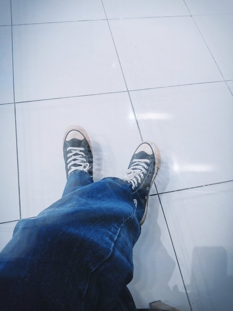 selain hati berterimakasih lah pada kakimu, dia tau hatimu rapuh tpi dia ttp melangkah. smpai akhirnya hati sadar semua sdh ia lewati 👣❤️‍🩹