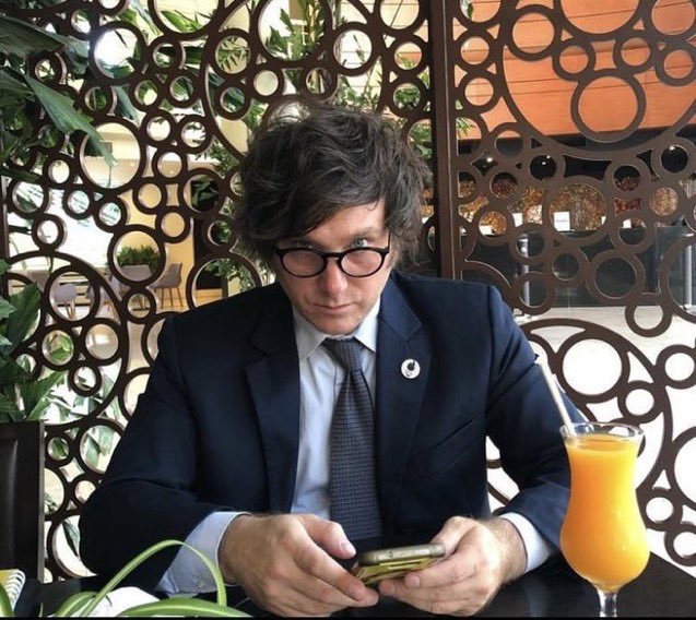 TommyShelby_30's tweet photo. Javier Milei podría haber optado por la cómoda existencia de un economista académico de café más: publicar libros con la “receta infalible” para todos los males, cobrar honorarios por conferencias internacionales y mantenerse al margen del fragor político.

Sin embargo, eligió descender al barro de la arena pública, donde se libran las verdaderas batallas por las ideas y el poder.

Hoy está reconstruyendo una nación reducida a cenizas tras décadas de intervencionismo estatista y socialismo depredador, demostrando empíricamente al mundo que el liberalismo económico (anclado en el Estado de derecho, la propiedad privada y los valores éticos judeocristianos) constituye el único modelo histórico capaz de generar prosperidad sostenible y libertad genuina para los pueblos.