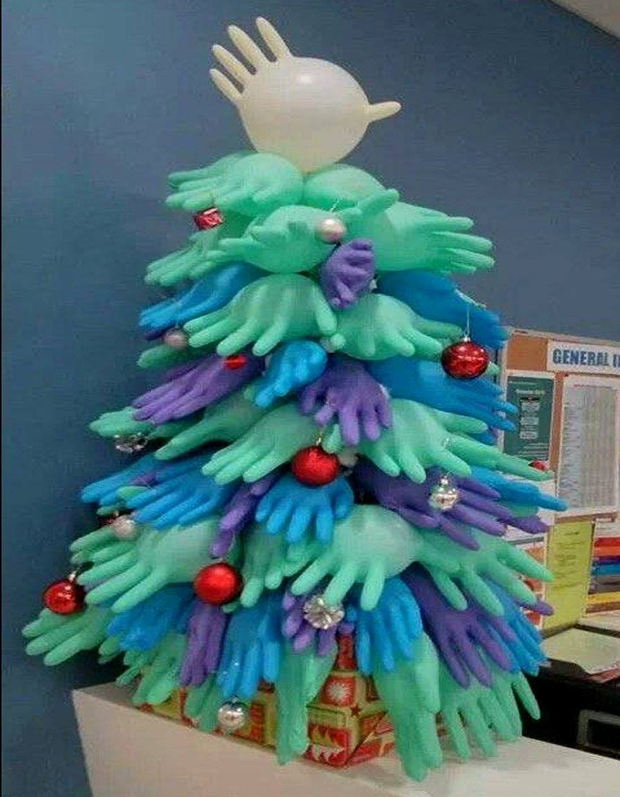 helpangela_com's tweet image. 😂     😂     😂

Ok.... 🤣🐔🤣

#1 - Who put that chicken on top of my Christmas tree?  

#2 -  Who blew up all of my box of gloves?