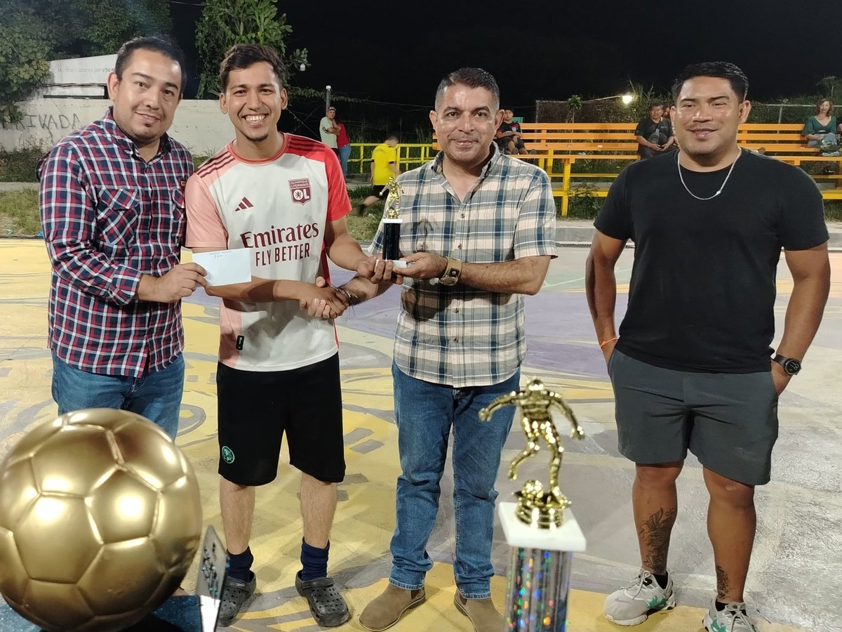 Alejandr0Nochez's tweet photo. 📍#Mejicanos, #SanSalvadorCentro.

🏆 Entrega de los premios a los ganadores del torneo de fútbol ⚽️ en la cancha del parque de la Colonia Lincoln, felicidades a todos los participantes y en especial a los ganadores, asi como a los organizadores por crear espacios de sano esparcimiento. 

TU BIENESTAR ES MI PRIORIDAD.

Alejandro Nóchez 
"Cerca de la Gente".