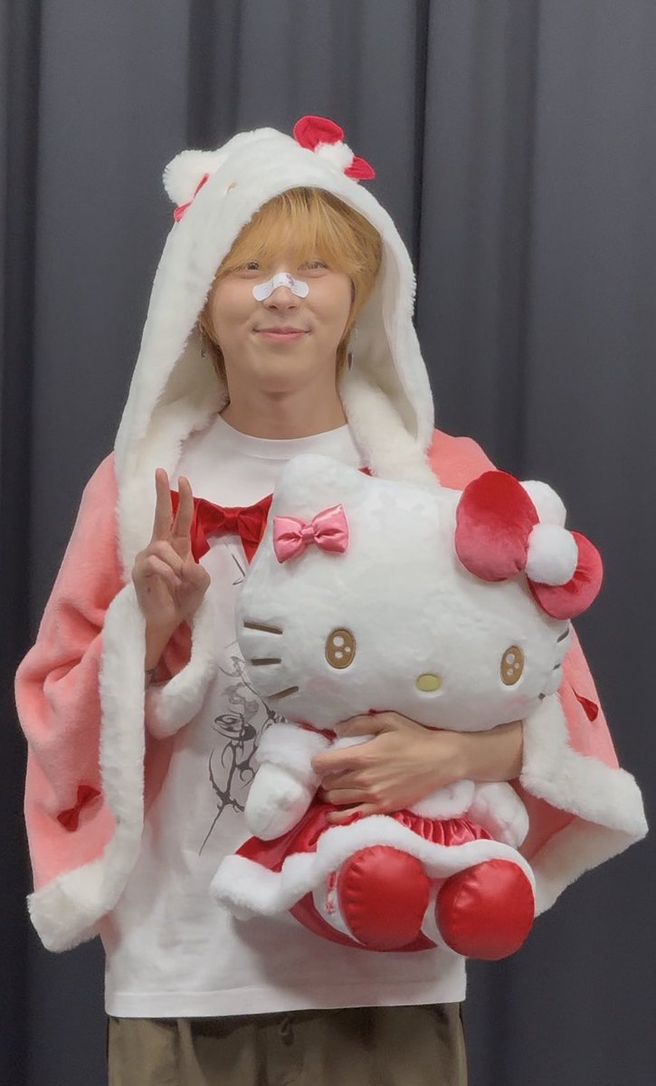 ㅋㅋㅋㅋㅋㅋㅋㅋㅋㅋㅋㅋㅋㅋㅋㅋㅋㅋㅋㅋㅋㅋㅋㅋㅋㅋㅋㅋㅋㅋㅋ그래놓고 수줍게 브이하는 것까지 너무 귀여움ㅜㅜㅜ내가 아는 착둥이중에 젤 착둥이🐹🫶