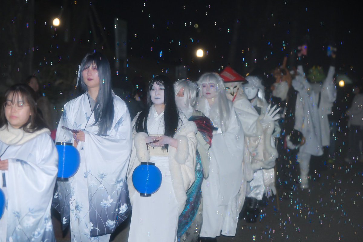 chamereoru's tweet image. 【#Chameleole】
Japanese #yokai.They turn their supernatural powers into soap bubbles, imitating snow to fascinate people.They appear with the #YukiOnna and perform the snow-requesting ritual together.
#Mythology
#WinterFolklore
#WinterSolstice
#GothicYuletide
#GothicAdvent