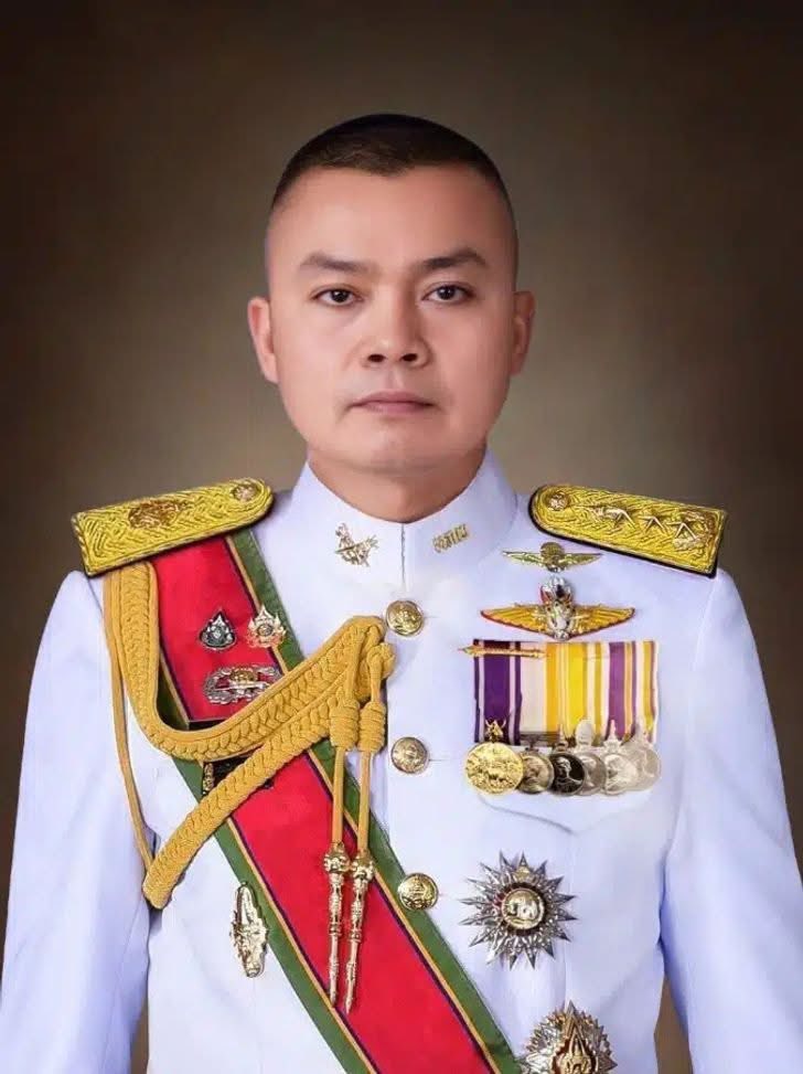 santisook46's tweet photo. พระบาทสมเด็จพระเจ้าอยู่หัว ทรงพระกรุณาโปรดเกล้าโปรดกระหม่อมพระราชทานยศทหารชั้นนายพลเป็นกรณีพิเศษ ให้แก่ พลโท บุญสิน พาดกลาง เป็น พลเอก บุญสิน พาดกลาง ตำแหน่งราชองครักษ์พิเศษ 🇹🇭 https://t.co/wGYoJoUoI8