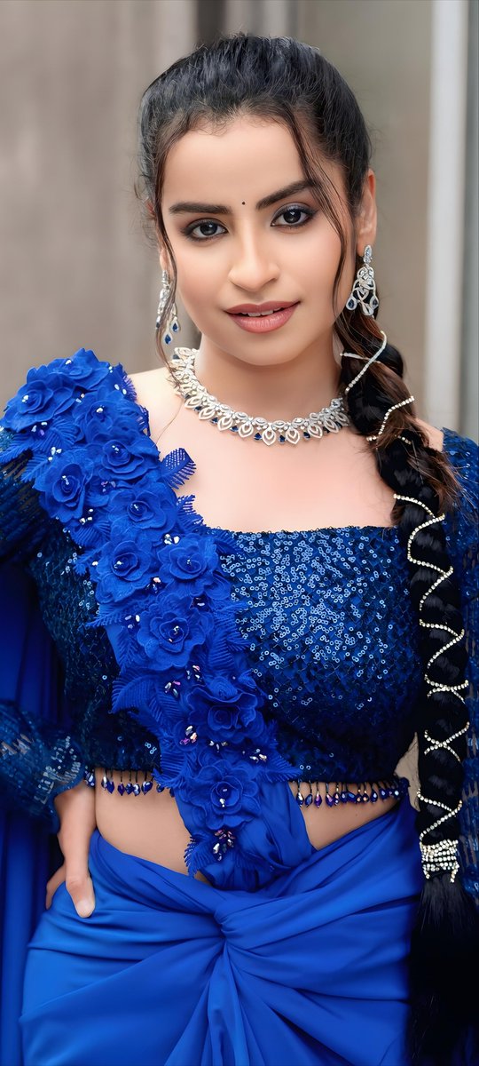 WallpaperIndian's tweet image. Styling softness with confident details
👑 Sivaangi Krishnakumar 💙

#Sivaangi #SivaangiKrishnakumar