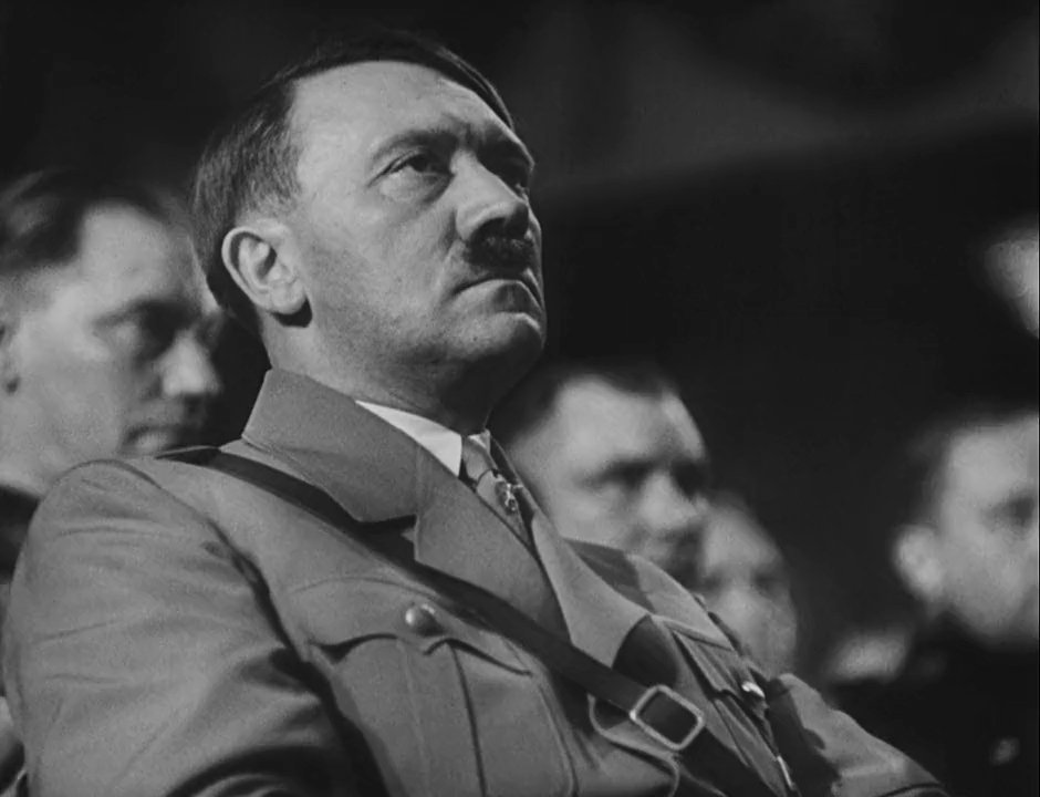 Çünkü ırkı saf olan, kanının kuvvetinden emin olan millet hiçbir şekilde ve hiçbir zaman Yahudi'ye boyun eğmez. Yahudi bu dünyada ancak melezlerin efendisi olabilir."
#AdolfHitler, #Kavgam