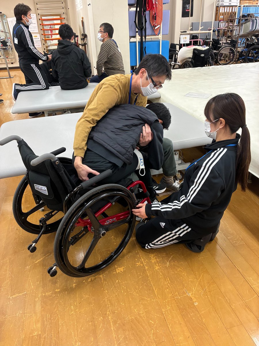 RCPD_beppu's tweet photo. 【日常の一コマ】
12/6（土）に頚髄損傷者に対するリハビリテーション研修会を行いました。集合形式とした同研修は実に6年ぶり！当日は実技中心だったこともあり、和気藹々とした雰囲気の中、受講者の学びたいという意欲が伝わる良い研修でした。受講された皆さま、ありがとうございました。 https://t.co/zpgyfmy2un