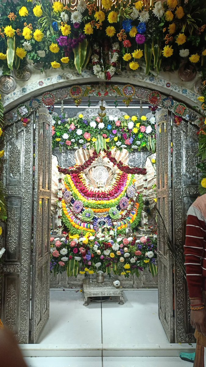 सबकी बिगड़ी बनानें वाली,  
 हम बिगड़ो को भी अपना बना लो ना श्याम,
जय श्री श्याम 🙏🏻