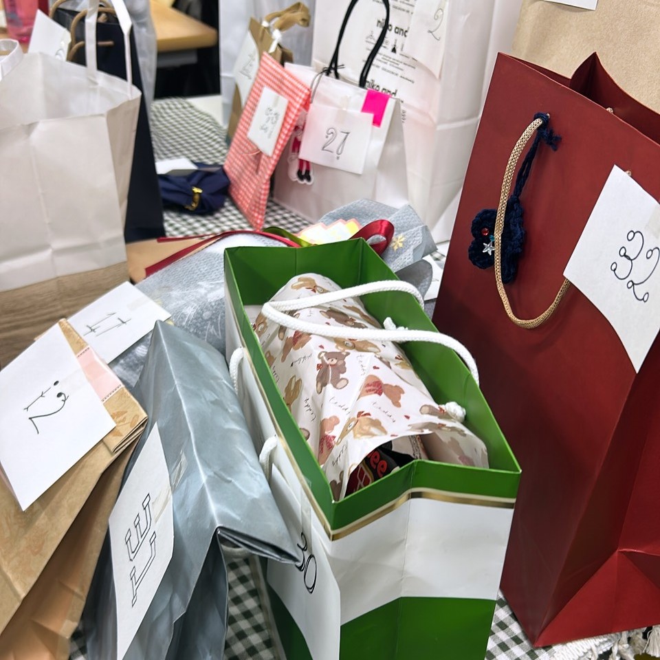 osaka_design's tweet photo. みなさんクリスマスの準備はできましたか🎄？先日、グラフィックデザイン学科では1.2年生合同「クリスマスプレゼント交換会」が開催されました～！

ただ交換するのではなく、一言申してからのプレゼント交換に終始大盛り上がりでした✨✨

私はおいしいクッキーをゲットしました🍪💛 https://t.co/jRb5clCsGD