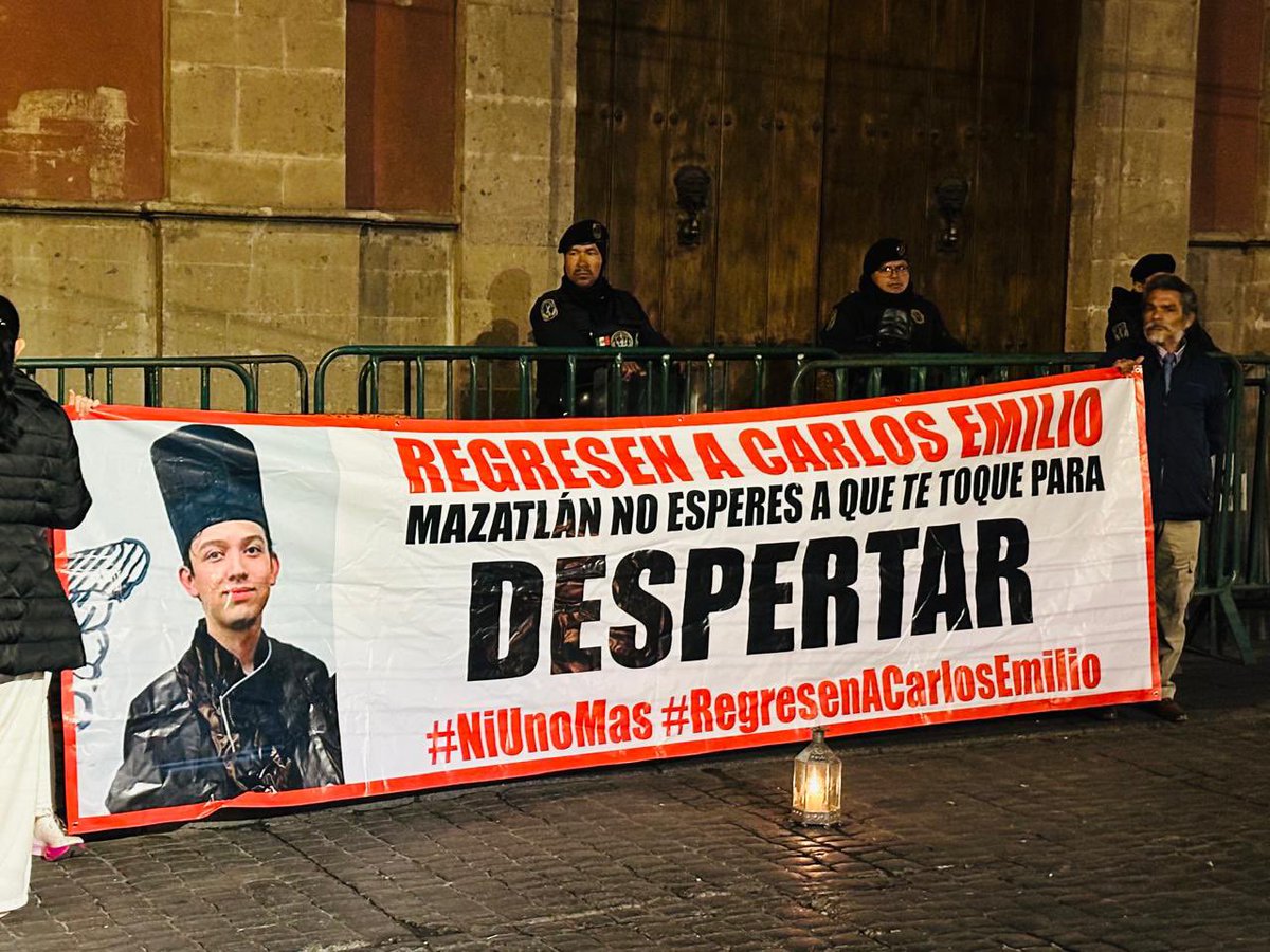 BrendaValgil's tweet photo. Más de dos meses desde que mi hijo, Carlos Emilio Galván Valenzuela, desapareció.
Más de dos meses desde aquella madrugada del 5 de octubre, cuando entró a los sanitarios del bar Terraza Valentinos en Mazatlán y jamás volvió a salir.
Desde ese momento, el mundo siguió su ritmo… pero el mío se detuvo.
Lo único que no se detuvo fue mi búsqueda.

Porque desde el primer minuto, yo, su madre, no he dejado de buscarlo.
No he descansado, no he tenido paz, no he tenido un solo día sin angustia.
He tocado todas las puertas posibles: Fiscalía, comisiones de búsqueda, derechos humanos, instituciones, funcionarios, colectivos… todo aquello que se supone está para ayudar.
Pero muchas de esas puertas se abren solo a medias, o se abren para decirme que espere, que regrese después, que “aún no hay nada”.

Mientras yo corro, ellos caminan lento.
Mientras yo grito, ellos guardan silencio.
Mientras yo me deshago de dolor, ellos pierden tiempo en trámites, confusiones e irregularidades que yo misma he tenido que señalar.

He vivido omisiones, contradicciones y retrasos que no deberían existir cuando se trata de localizar a un hijo. He visto cómo se ignoran pistas, cómo cambian versiones, cómo se responde sin claridad. Y todo esto duele. Duele profundamente. Porque detrás de cada error, de cada demora, está la vida de mi hijo.

Pero mi hijo no es un expediente.
No es un trámite.
Es mi sangre, mi corazón, mi razón de existir.

Hoy pregunto, con el alma rota pero con la voz firme:
¿Cuánto más tengo que esperar?
¿Qué más tengo que hacer para que las autoridades estatales y federales actúen con la urgencia que merece la desaparición de un joven?
¿Cuándo lo van a buscar como si fuera su propio hijo?

Yo, Brenda María Valenzuela Gil, no voy a rendirme.
No voy a quedarme callada.
No voy a permitir que la desaparición de mi hijo quede en el olvido o en un archivo que nadie revisa.

Quiero a mi hijo.
Lo quiero de regreso.
Lo quiero con vida, o quiero la verdad.
Pero lo quiero ya.

Mientras las autoridades se tardan en actuar, yo sigo caminando, preguntando, implorando, levantando la voz.
Y aunque el cansancio quiera derrumbarme, es el amor de madre el que me mantiene de pie.
Seguiré buscando, seguiré exigiendo, seguiré luchando… porque Carlos Emilio merece volver a casa.

#CarlosEmilioGalván #HastaEncontrarlo #DóndeEstáCarlosEmilio #JusticiaParaCarlosEmilio #NiUnoMás #Sinaloa #Mazatlán #México #VerdadYJusticia #BuscadoresDeVida #AutoridadesOmisas #BúsquedaUrgente #ZonaDorada #SeguridadParaLasFamilias