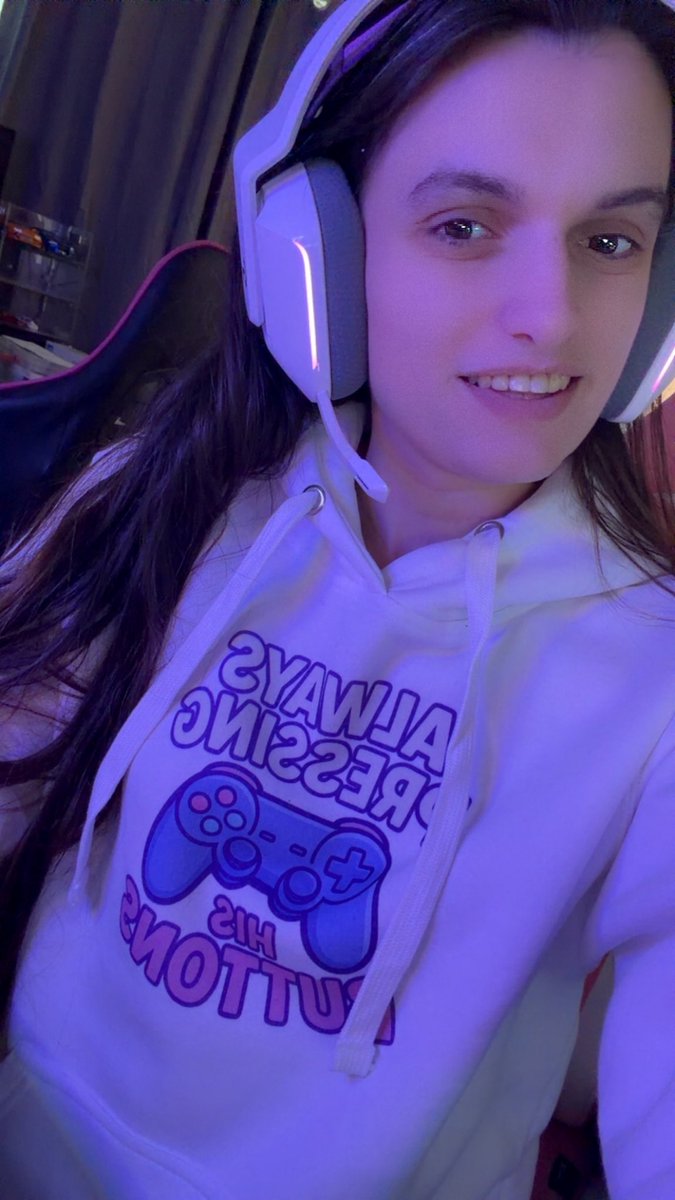Sweet_Pixelz's tweet photo. Repping my new hoodie on stream! Come check it out and also watch me cause some chaos on GTA V!! 🤭💗
@streamlabs @Twitch @RockstarGames
#Streamlabs #StreamlabsMerch #Twitch #GTAV
https://t.co/Wss8y2Pewp
https://t.co/8o20sYVqBN https://t.co/tZO02woYgr
