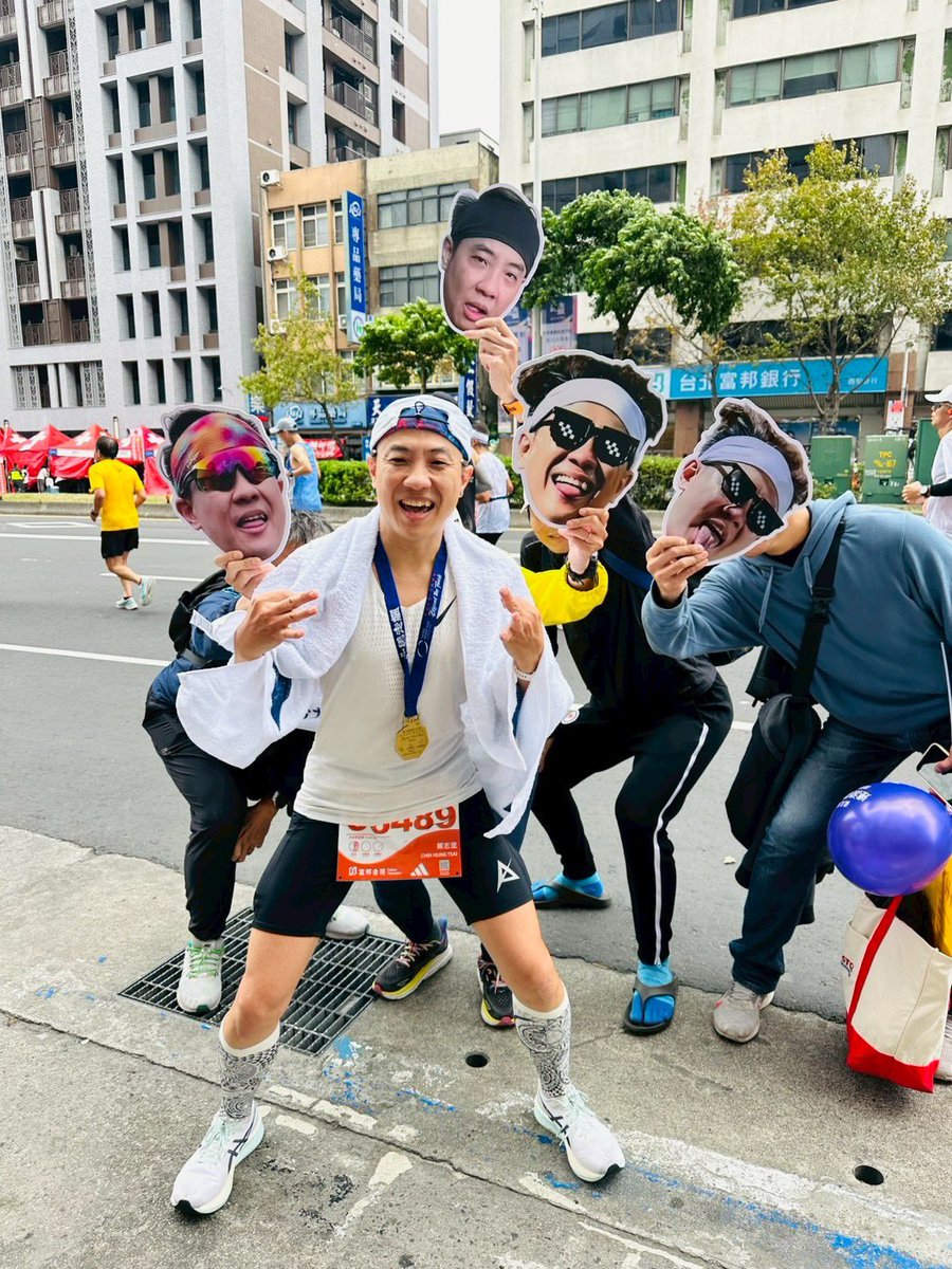 台北マラソン🏃‍♀️

サブ4が目標の友達を応援するために内緒で顔のパネルを作って、41km地点で応援しました🤣
友達がサプライズに大興奮して無事にサブ4‼️

「加油！！」「頑張れ〜！」と叫びまくってて声が枯れたが楽しかった🥹