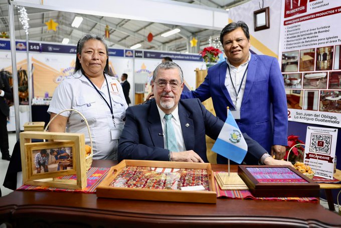 DiariodeCA's tweet photo. #EnElPaísDCA I El presidente @BArevalodeLeon y la ministra @GGarciaMineco visitaron el Pabellón #MIPYME de Corazón en #Interfer2025, donde dialogaron con emprendedoras y emprendedores que impulsan sus negocios con apoyo del Estado.
El Mineco, a través del Viceministerio de Desarrollo de la MIPYME, continúa fortaleciendo una política que pone en el centro el trabajo, el esfuerzo y la dignidad del pueblo de Guatemala.
✍️🏻 Redacción Web