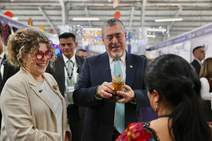 DiariodeCA's tweet photo. #EnElPaísDCA I El presidente @BArevalodeLeon y la ministra @GGarciaMineco visitaron el Pabellón #MIPYME de Corazón en #Interfer2025, donde dialogaron con emprendedoras y emprendedores que impulsan sus negocios con apoyo del Estado.
El Mineco, a través del Viceministerio de Desarrollo de la MIPYME, continúa fortaleciendo una política que pone en el centro el trabajo, el esfuerzo y la dignidad del pueblo de Guatemala.
✍️🏻 Redacción Web