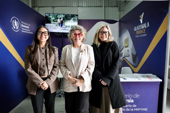 DiariodeCA's tweet photo. #EnElPaísDCA I El presidente @BArevalodeLeon y la ministra @GGarciaMineco visitaron el Pabellón #MIPYME de Corazón en #Interfer2025, donde dialogaron con emprendedoras y emprendedores que impulsan sus negocios con apoyo del Estado.
El Mineco, a través del Viceministerio de Desarrollo de la MIPYME, continúa fortaleciendo una política que pone en el centro el trabajo, el esfuerzo y la dignidad del pueblo de Guatemala.
✍️🏻 Redacción Web
