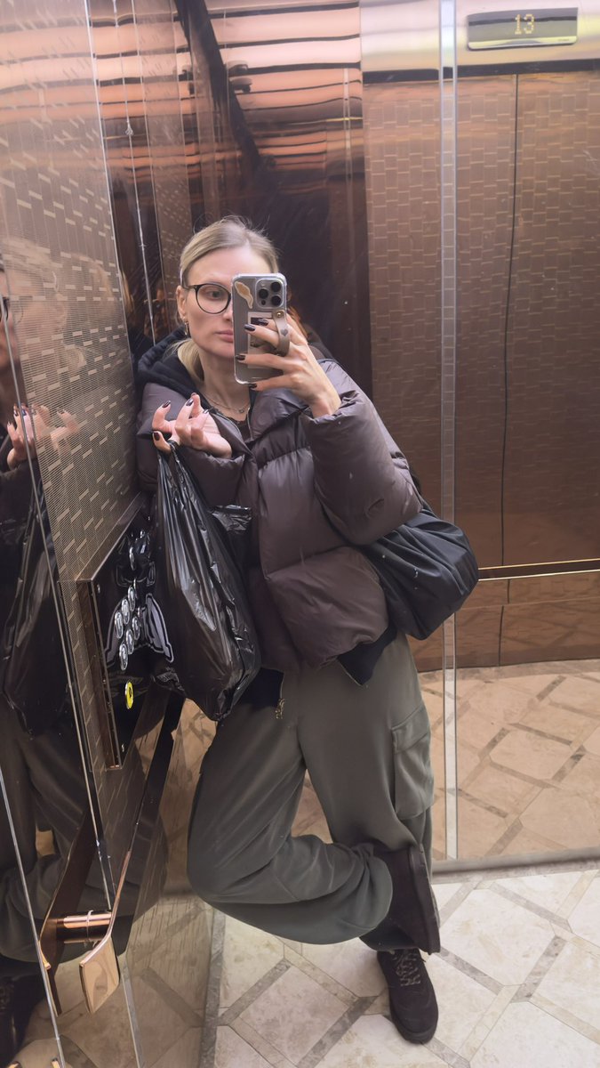 почти весь год чисто хроники жизни в лифте