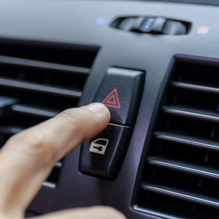 No se si alguien se ha dado cuenta, pero todos los coches traen cuatro balizas de serie, dos delanteras y dos traseras que parpadean y tampoco hace falta salir del coche para activarlas.