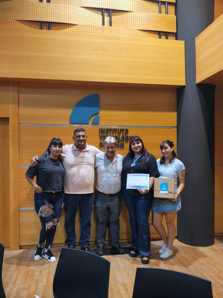 🎓✨ Hoy vivimos una jornada muy importante en el CFL Nº 410: entrega de medallas a compañeros que finalizaron el secundario. #Educación #LaUOMsomosTodos